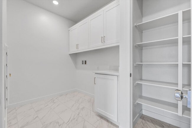 Building Photo - Large Modern Town Home with Oversize Backyard Guarded Luxury Neighborhood