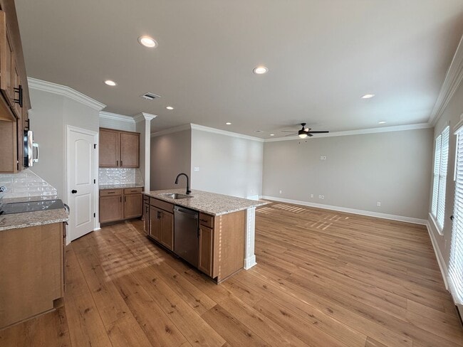 Building Photo - 820 Venecia Dr