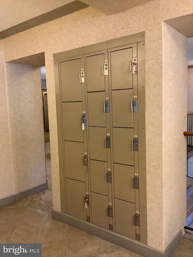 Building Photo - 5901 Mt Eagle Dr