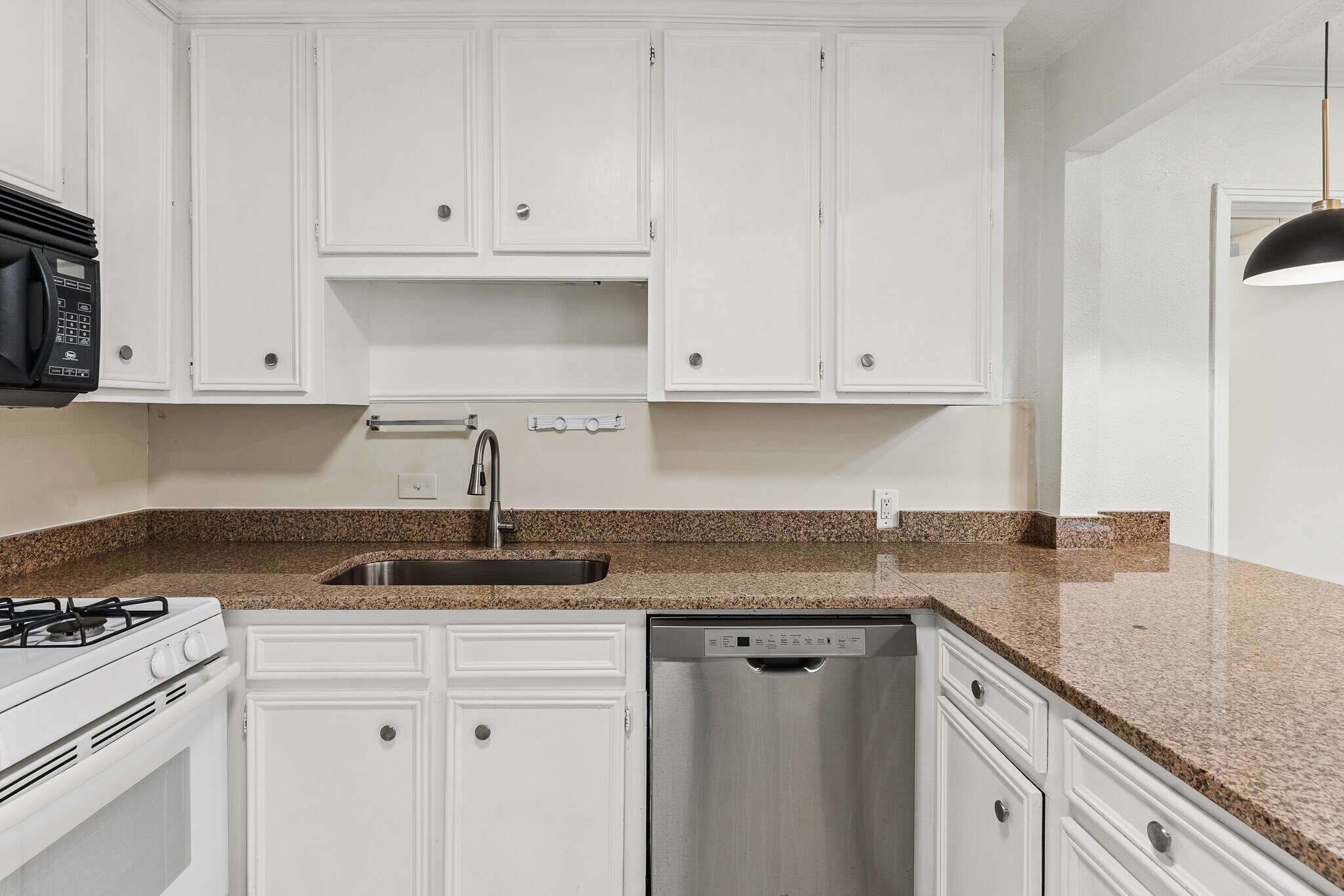 Building Photo - 6950 Hillcrest Ave