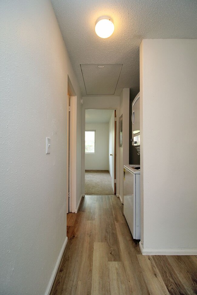 Building Photo - 2020-2020 NW Earl Ct