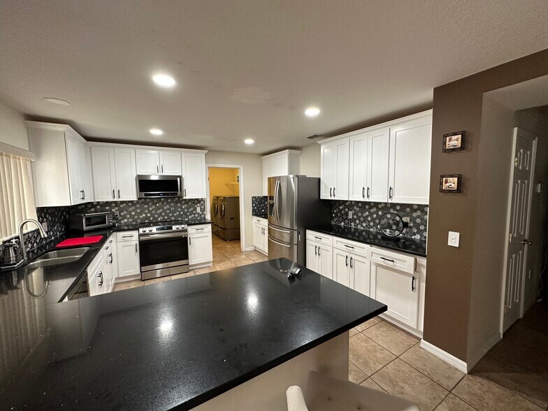 Building Photo - 246 Verdi St