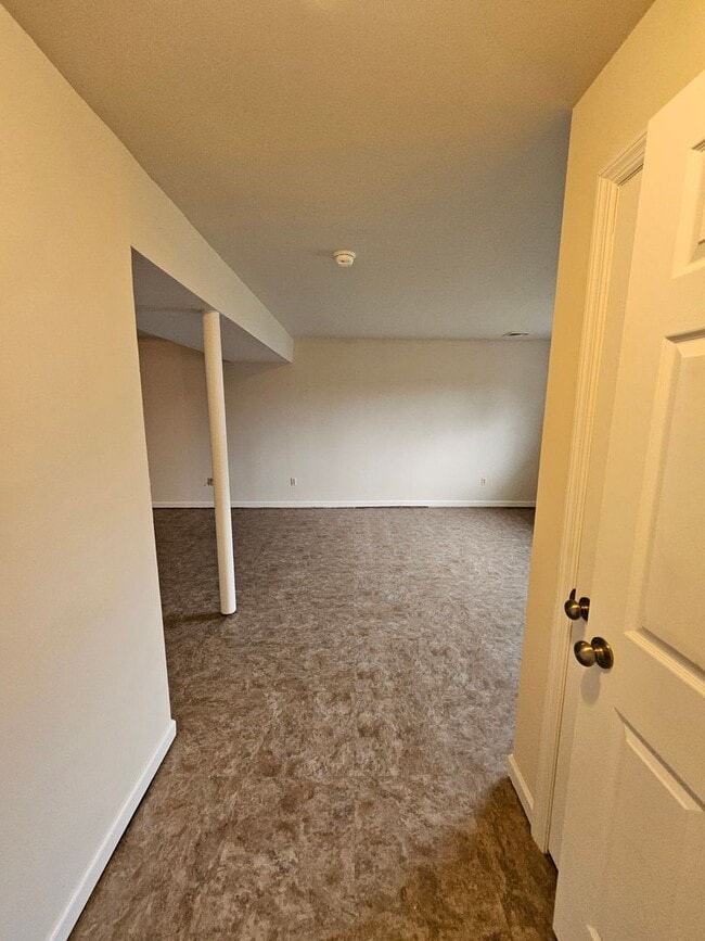 Building Photo - 2105 Circleville Rd