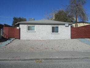 Building Photo - Charming Fully Remodeled Bungalow in Downtown Las Vegas