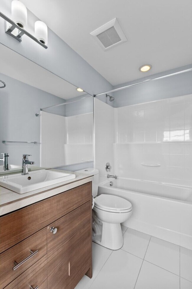 Building Photo - 2Bd/1.75Ba Seattle Townhouse
