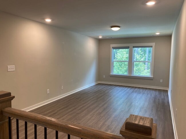 Building Photo - 5 bedrooms 3 bathroom Smart Home