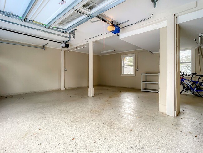 Building Photo - Charming Carriage House