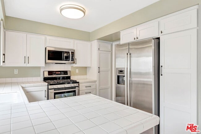 Building Photo - 10239 White Oak Ave