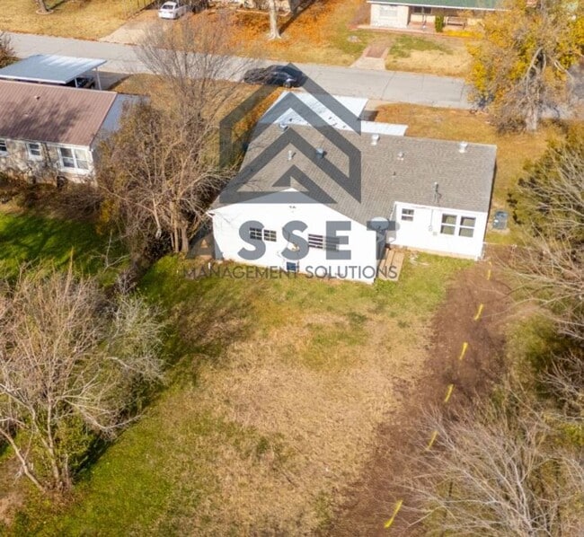 Building Photo - Section 8 approved home!