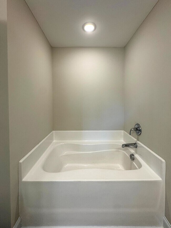 Building Photo - Beautiful 4 Bed 3 Bath Home with Easy Access to I-295