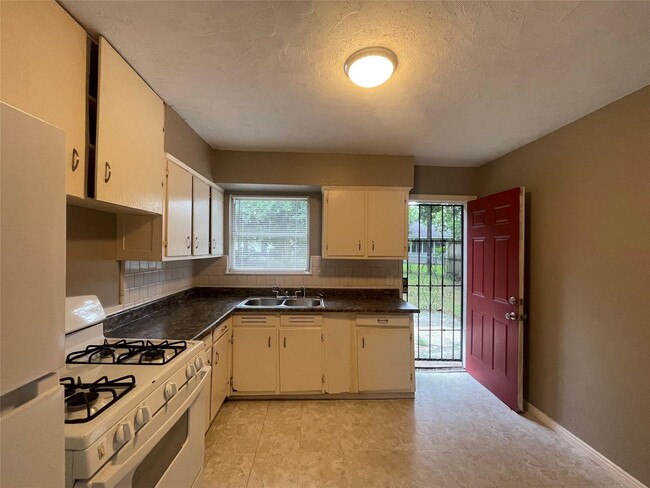 Building Photo - 5314 Dewberry St