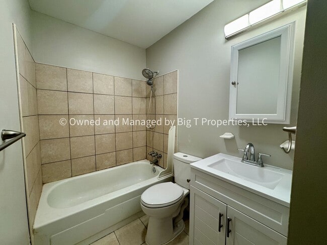 Building Photo - Coming soon* Cute Townhouse between Woodbr...