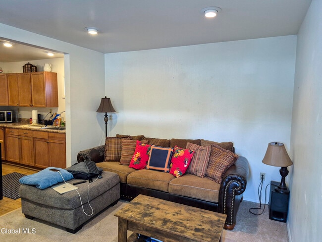 Building Photo - 524 Maple Ave