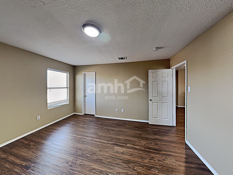 Building Photo - 8505 Hawkview Dr