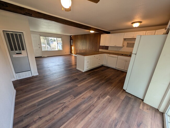 Building Photo - Updated Bremerton Duplex, Close to EVERYTH...