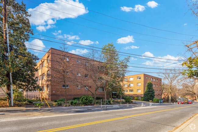 Building Photo - 3900 Tunlaw Rd NW
