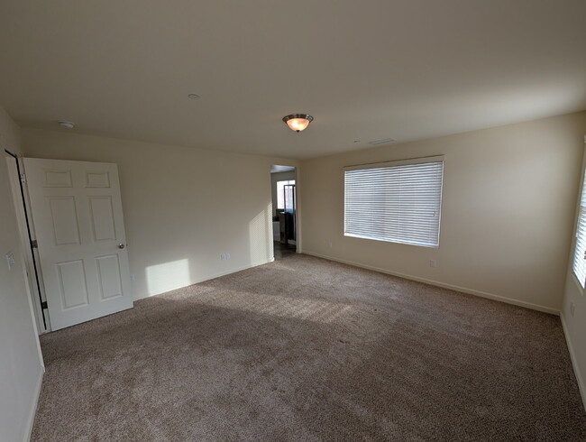 Building Photo - "Spacious 4-Bed Home with 2.5 Baths in Charming Clovis Locale – 1945 Sq. Ft. of Comfort!"