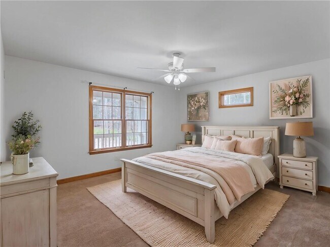 Building Photo - 305 Riverbend Dr