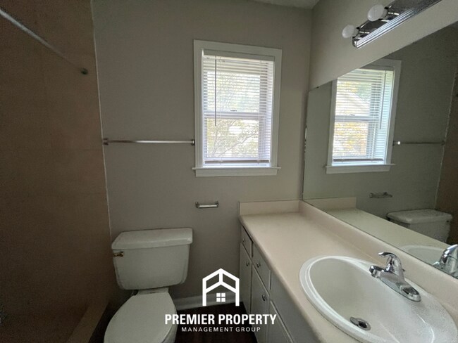 Building Photo - 5999 Pebblehill Dr