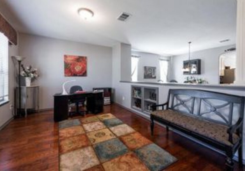 Building Photo - 4405 Woodstock Dr