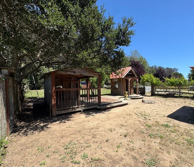 Building Photo - Peaceful Country Living