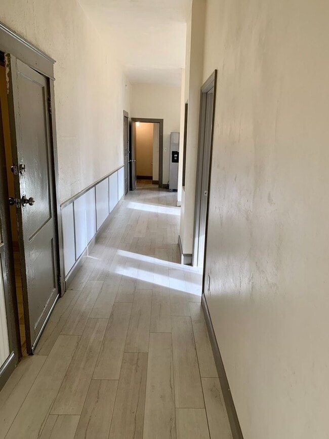 Building Photo - CHARMING AND UPDATED 2 BEDROOM 1 BATH.  MO...