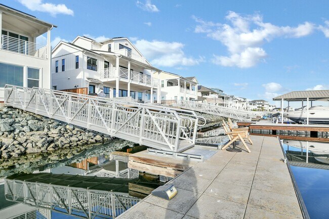 Building Photo - Waterfront Beauty