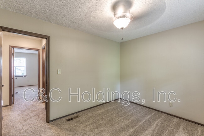 Building Photo - 644 B Earthside Dr