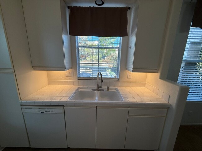 Building Photo - 1BR/1BA Condo w/ ASSIGNED PARKING for rent near Del Mar AVAILABLE NOW!