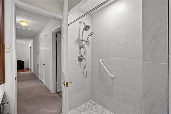 Building Photo - 3415 Bayou Dr E