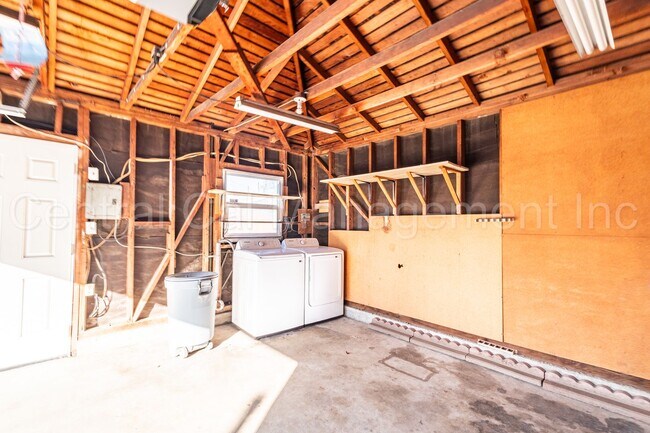 Building Photo - 2 Bedroom/1 Bath Home with Bonus Room  - $1650 per month!