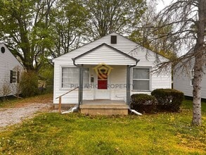 Building Photo - Freshly Renovated, 2 Bedroom, 1 Bathroom Home Available NOW!
