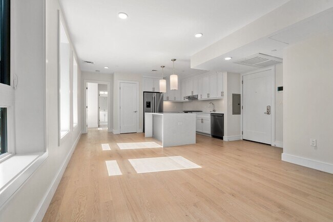 Primary Photo - 301 Border St