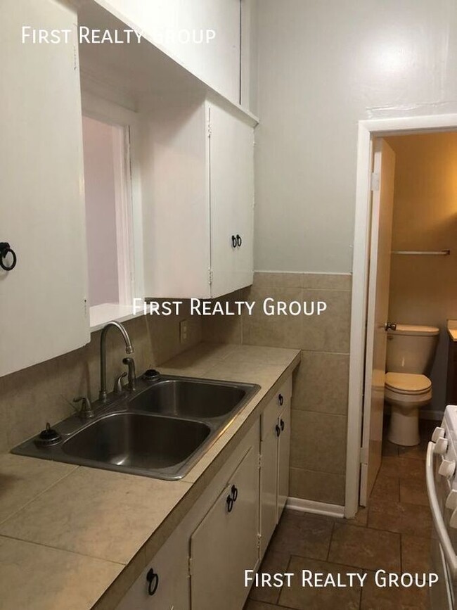 Building Photo - 1 Bedroom Downstairs Apartment for Rent in...