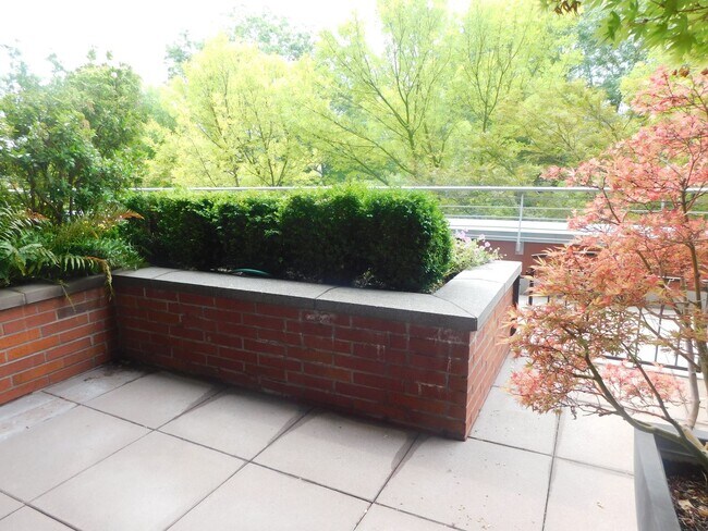 Building Photo - Fall Special $300 Off First Full Mo.-Beaut...