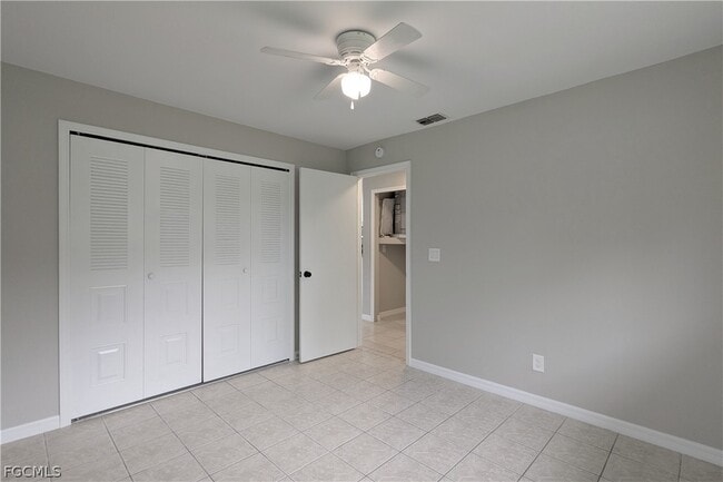 Building Photo - 427 NE Pine Island Ln