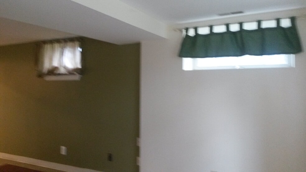 Building Photo - 702 Plum St SW