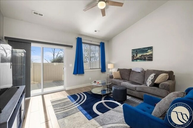 Building Photo - Super clean and Newer 2 bed 2 bath