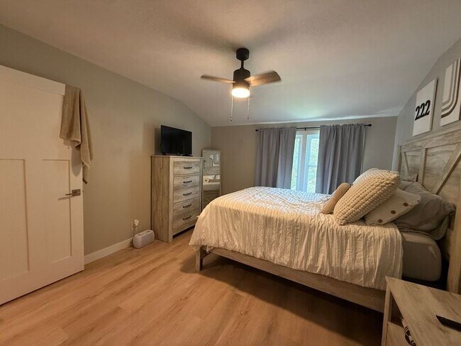 Building Photo - $1,750 | 3 Bedroom, 1 Bathroom | FULLY REMODELED | No Pets | Available for August 1st, 2026 Move in!