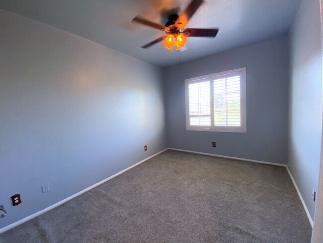 Building Photo - Oceanside stunner - 3 bedroom townhome available now!