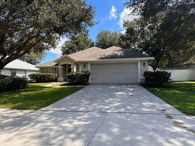 Building Photo - Screened In Ground Pool! Close to Schools, Shopping, Restaurants!