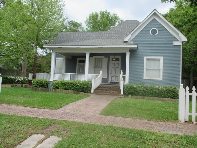 Building Photo - 208 E LA