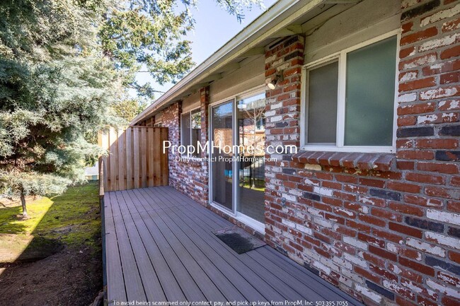 Building Photo - Two Bedroom Escape in the Heart of Oregon City!