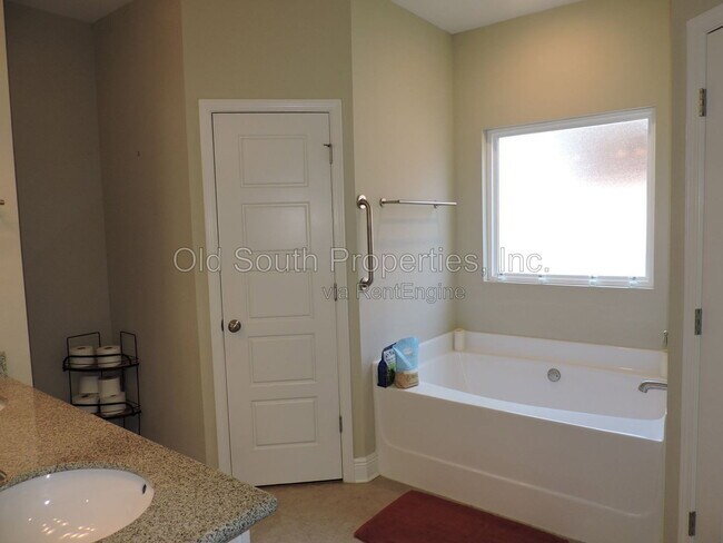 Building Photo - 5643 Vendome Ct