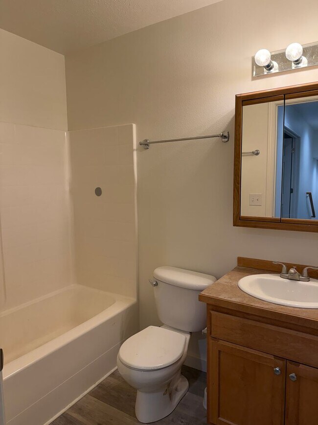 Building Photo - 4 Bedroom Duplex for Rent