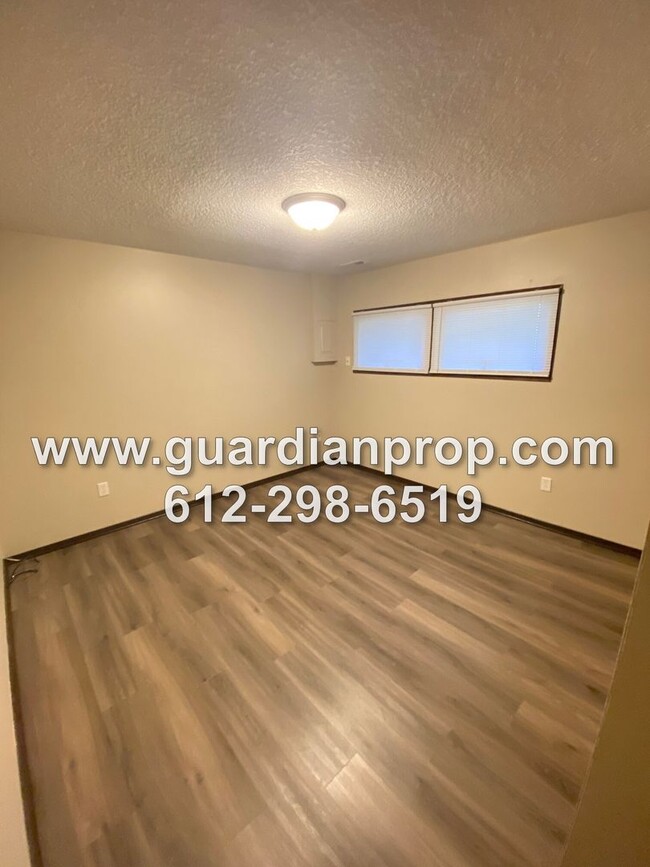 Building Photo - Updated Townhouse Available December 1st, ...