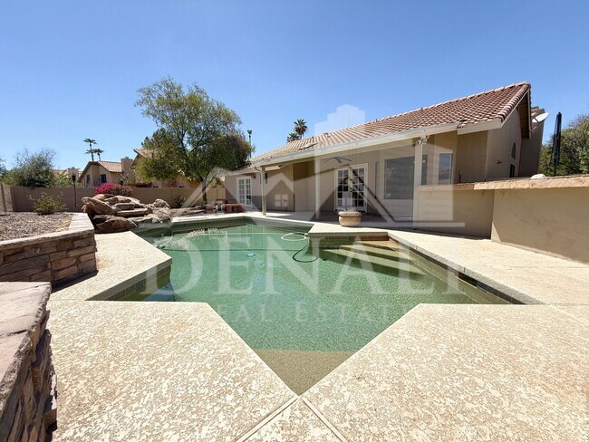 Building Photo - 1211 E Drake Dr