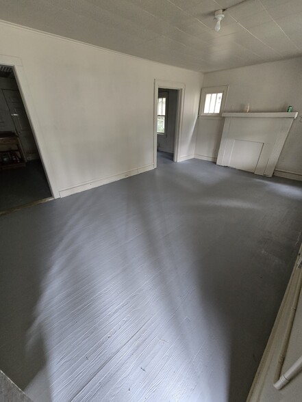 Building Photo - 1925 Foster Ave