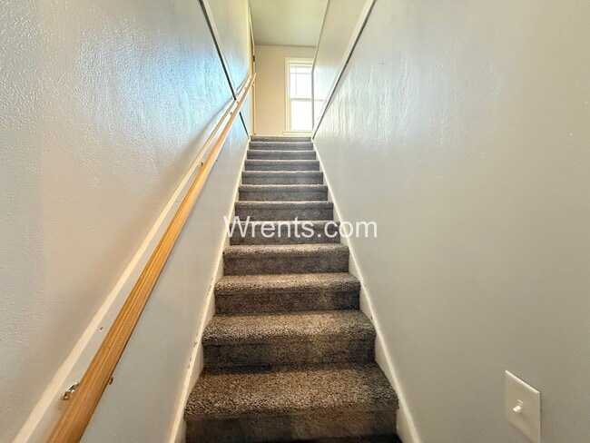 Building Photo - 5 bed 2.5 bath home