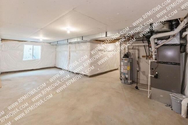 Building Photo - 16619 Oakwood Dr
